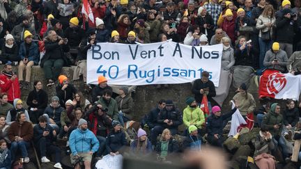 Une foule de curieux se masse sur les pontons aux Sables-d'Olonne pour souhaiter bonne route aux 40 skippeurs au départ du Vendée Globe 2024. (ESTELLE RUIZ / AFP)