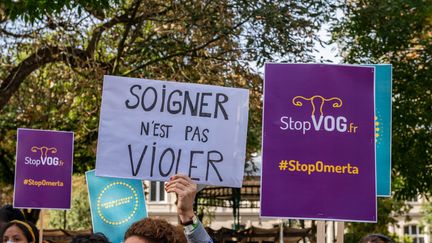 Manifestation organisée par le collectif StopVOG.fr, devant l'hôpital Tenon à Paris, contre les violences obstétricales et gynécologiques, le 2 octobre 2021. (SOPHIE LIBERMANN / HANS LUCAS via AFP)