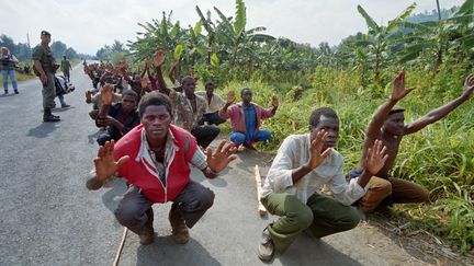 Un soldat français participant à l'opération Turquoise surveille des Hutus au Rwanda le 26 juin 1994 (PASCAL GUYOT / AFP)