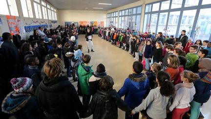 Journ&eacute;e de deuil national dans une &eacute;cole de Grenoble, le 8 janvier 2015 (  MAXPPP.)