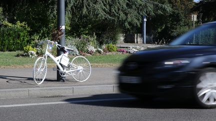 Un vélo blanc attaché à un poteau en hommage à un cycliste renversé et tué à Mulhouse (Haut-Rhin), le 27 juillet 2018. (MAXPPP)