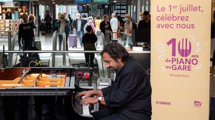 Le 1er juillet, rendez-vous dans les gares partout en France pour celebrer le 10e anniversaire en compagnie de nombreux artistes et musiciens comme Andre Manoukian, ce 1er juillet 2022 (RICCARDO MILANI / HANS LUCAS)