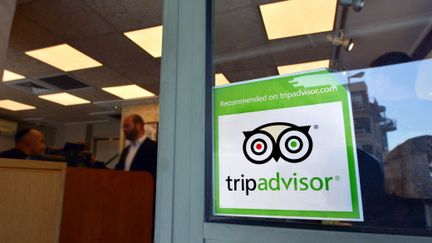 Le logo du site TripAdvisor sur la fen&ecirc;tre d'un restaurant &agrave; J&eacute;rusalem (Isra&euml;l), le 14 mars 2015.&nbsp; (RAFAEL BEN-ARI/CHAM/NEWSCOM/SIPA / SIPA USA)