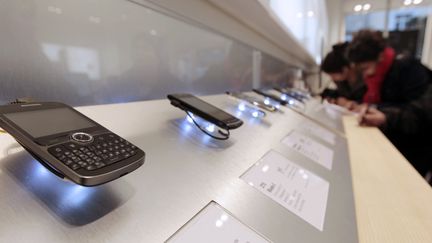 Des centaines de personnes se rendent dans la boutique Free de Rouen (Seine-Maritime), le 11 janvier 2012.&nbsp; (KENZO TRIBOUILLARD / AFP)