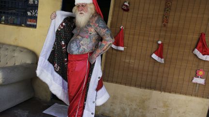 Avec 94% de son corps recouvert de tatouages, ce Br&eacute;silien est s&ucirc;rement le plus color&eacute; des p&egrave;res No&euml;l, Sao Paulo (Br&eacute;sil), le 7 d&eacute;cembre 2014. (NACHO DOCE / REUTERS)