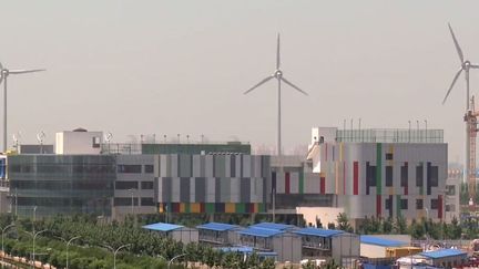 Les éoliennes parsèment partout le paysage urbain de Tianjin (AFP)