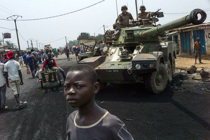 Patrouille de "l'opération Sangaris" à Bangui le 18 Février 2014. Les forces internationales sont accusées de manquer de fermeté à l'égard des auteurs des violences à Bangui (Photo Afp/Fred Dufour)