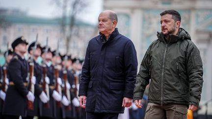 Le chancelier allemand, Olaf Scholz, et le président ukrainien, Volodymyr Zelensky,  à Kiev, en Ukraine, le 2 décembre 2024. (KAY NIETFELD / DPA / AFP)