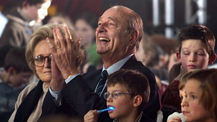 Jacques Chirac,&nbsp;davantage conquis que les enfants par le spectacle donn&eacute; &agrave; l'Elys&eacute;e, le 15 d&eacute;cembre 2004. (CHARLES PLATIAU / POOL)