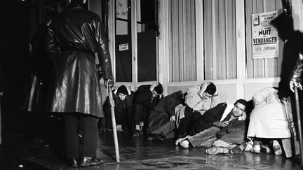 Des manifestants algériens arrêtés à Puteaux (Hauts-de-Seine), le 17 octobre 1961.&nbsp; (FERNAND PARIZOT / AFP)