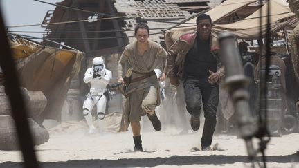 Daisy Ridley et John Boyega dans "Star Wars  - Le Réveil de la Force".
 (Lucasfilms 2015)