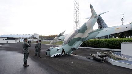 A l'aéroport de Manta, cette sculpture n'a pas resisté à la violence du séisme. Dans cette ville,&nbsp;"les maisons se sont écroulées, les réverbères sont tombés, les gens sont complètement désespérés, il y a des gens enterrés sous les décombres", relate&nbsp;une habitante. (GUILLERMO GRANJA / REUTERS)