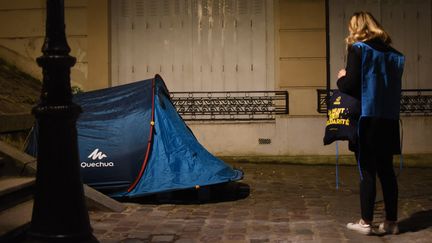 Des bénévoles lors de la 4e "Nuit de la solidarité" à Paris, pour recenser le nombre de sans-abris dans la capitale, le 24 mars 2021. (VICTOR VASSEUR / FRANCE-INTER)