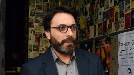 Le réalisateur Mohamed Ben Attia, le 29 janvier, devant un cinéma de Tunis.
 (FETHI BELAID / AFP)