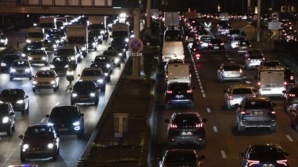 Des voitures sur la route des vacances de Noël, le 18 décembre 2020 sur le périphérique parisien. (STEPHANE DE SAKUTIN / AFP)