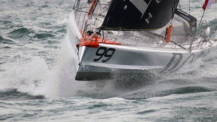 Le bateau du skipper britannique&nbsp;Alex Thomson au d&eacute;part du Vend&eacute;e Globe, aux Sables d'Olonne (Vend&eacute;e), le 10 novembre 2012. (JEAN-SEBASTIEN EVRARD / AFP)