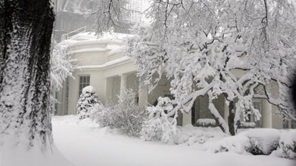 La Maison blanche sous la neige mérite bien son nom (06/02/2010) (AFP/Chris KLEPONIS)