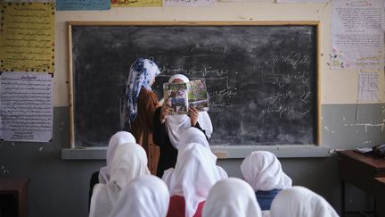 Avant le retour au pouvoir des talibans, les jeunes filles afghanes pouvaient encore aller à l'école après la sixième. (GUILLAUME PINON / HANS LUCAS via AFP)