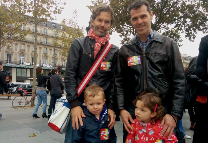 J&eacute;r&ocirc;me et Fran&ccedil;ois avec leurs enfants Roman et Betty, &agrave; Paris, le 5 octobre 2014. (MATHIEU DEHLINGER / FRANCETV INFO)