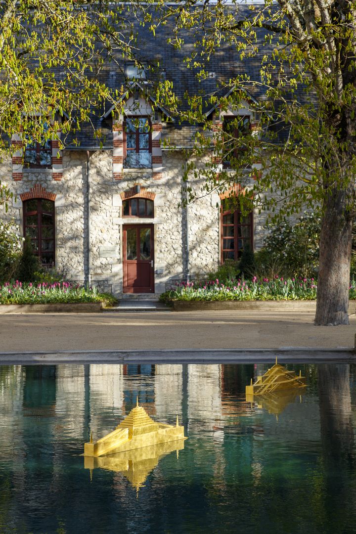 "Mundo Perdido", sculptures des Poirier en bronze doré à la feuille d'or à Chaumont-sur-Loire. (ERIC SANDER)