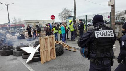 Une vingtaine de "gilets jaunes" ont bloqué le centre de la Chauvinière, au Mans, le 7 janvier (photo d'illustration). (RUDDY GUILMIN / RADIO FRANCE)