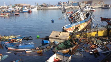 Les d&eacute;g&acirc;ts provoqu&eacute;s par le tsunami dans le port d'Iquique, au Chili, mercredi 2 avril 2014. (ALDO SOLIMANO / AFP)