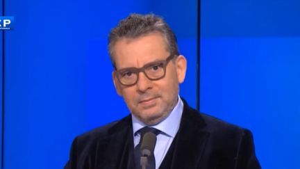 L'animateur Frédéric Haziza sur le plateau de l'émission "Questions d'info" sur la chaîne LCP, le 11 janvier 2018. (LCP / DAILYMOTION)