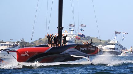 L'équipe néo-zélandaise célèbre sa victoire lors de la 36e édition de la Coupe de l'Amérique, le 17 mars 2021. (GILLES MARTIN-RAGET / AFP)