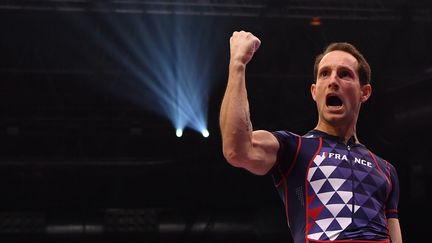 Renaud Lavillenie, le 4 mars 2018, aux mondiaux d'athélitisme en salle de Birmingham (Grande-Bretagne), après sa victoire au concours de saut à la perche. (BEN STANSALL / AFP)