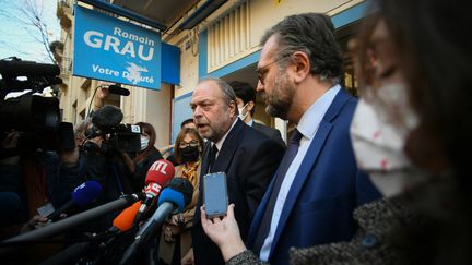 Le ministre de la Justice, Eric Dupond-Moretti, s'adresse à la presse lors d'un&nbsp;déplacement à Perpignan au côté du député Romain Grau, le 27 janvier 2022.
 (VALENTINE CHAPUIS / AFP)