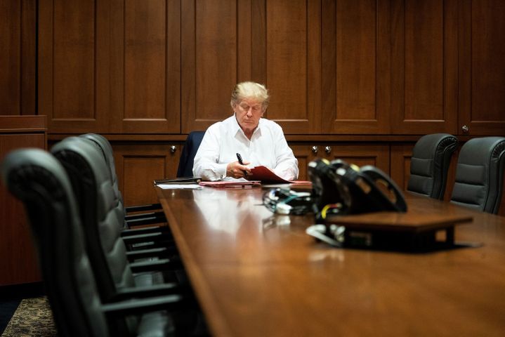 Donald Trump travaille dans une suite présidentielle de l'hôpital Walter Reed, à Bethesda, dans la Maryland, samedi 3 octobre 2020.&nbsp;&nbsp; (EYEPRESS NEWS / AFP)