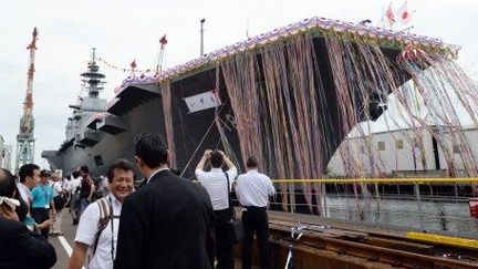 Lancement de l'Izumo, le plus grand vaisseau de guerre construit par le Japon, depuis la seconde guerre mondiale. (TOSHIFUMI KITAMURA / AFP)