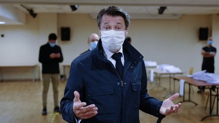 Le maire de Nice (Alpes-Maritimes), Christian Estrosi, lors d'une distribution de masques à ses administrés, le 28 avril 2020. (VALERY HACHE / AFP)