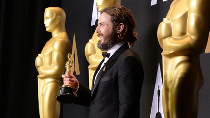 Casey Affleck, Oscar du meilleur acteur, avec sa statuette à la cérémonie du 26 février 2017
 (Robyn Beck / AFP)