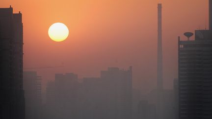 Un nuage de pollution dans le ciel de P&eacute;kin (Chine), en 2006. (FREDERIC J. BROWN / AFP)