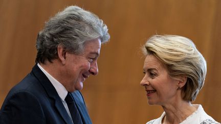 La présidente de la Commission européenne Ursula von der Leyen avec le commissaire européen Thierry Breton (gauche), en 2019. (KENZO TRIBOUILLARD / AFP)