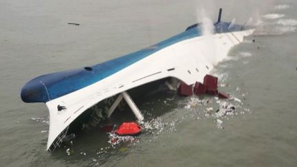 Le ferry sud-cor&eacute;en "Sewol" a coul&eacute;, le 16 avril 2014, au large de Jindo, une &icirc;le de Cor&eacute;e du Sud, faisant plus de 300 morts.&nbsp; (EYEPRESS NEWS / AFP)