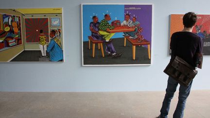 L'exposition "Beauté Congo" à la Fondation Cartier, un visiteur devant des oeuvres de Cheik Ledy
 (Ginies / SIPA)