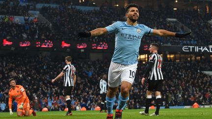  Le bonheur de Sergio Agüero, auteur d'un triplé contre Newcastle (PAUL ELLIS / AFP)