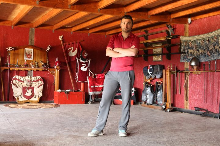 Micha&euml;l Sadde dans la salle d'armes de son centre &eacute;questre, le 9 juin 2015, &agrave; Sainte-Gemmes-le-Robert (Mayenne). (BENOIT ZAGDOUN / FRANCETV INFO)