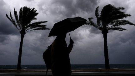 Un homme se promène à Nice (illustration). (VALERY HACHE / AFP)