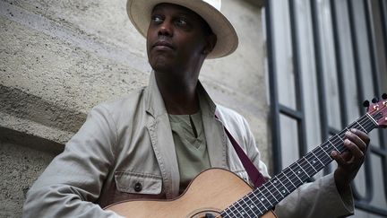 Eric Bibb donne jeudi 21 mai le coup d'envoi de Jazz à Saint-Germain-des-Prés 2015.
 (Olivier Laban-Mattei / AFP)