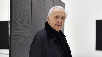 Pierre Soulages fête ses 99 ans. Il pose ici devant ses productions au Musée Soulages de Rodez.&nbsp; (PASCAL PAVANI / AFP)