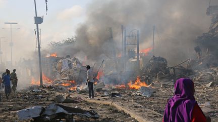 Cette rue de Mogadiscio (Somalie) a été complètement soufflée par l'explosion, samedi 14 octobre 2017.&nbsp; (SADAK MOHAMED / ANADOLU AGENCY)