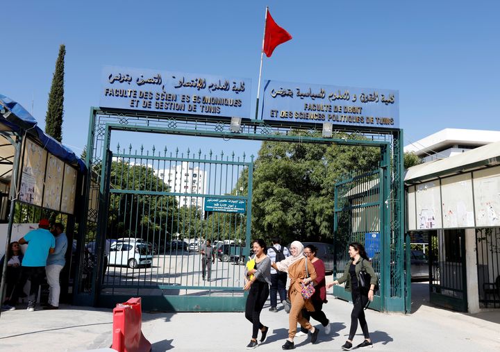 L'entrée de l'université Tunis El Manar, le 14 octobre 2019. Les jeunes ont voté massivement en faveur de la candidature de Kaïs Shaïed, élu la veille à la présidence de la Tunisie. (REUTERS - ZOUBEIR SOUISSI / X02856)