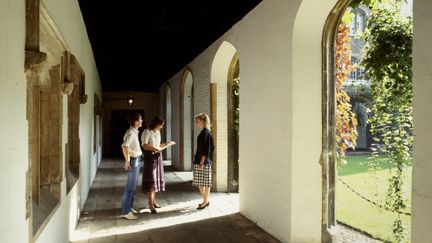 Des étudiants discutent dans les couloirs du Jesus College de l'Université de Cambridge (Angleterre), le 15 octobre&nbsp;2015. (TIM GRAHAM / ROBERT HARDING HERITAGE / AFP)