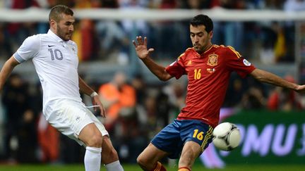 Sergio Busquets à la lutte avec Karim Benzema (FRANCK FIFE / AFP)