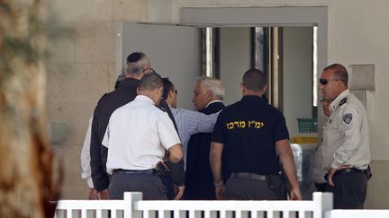 L'ex-pr&eacute;sident isra&eacute;lien Mosh&eacute; Katzav arrive &agrave; la prison Maasiyahu, pr&egrave;s de Tel-Aviv (Isra&euml;l), le 7 d&eacute;cembre 2011. (BAZ RATNER / REUTERS)