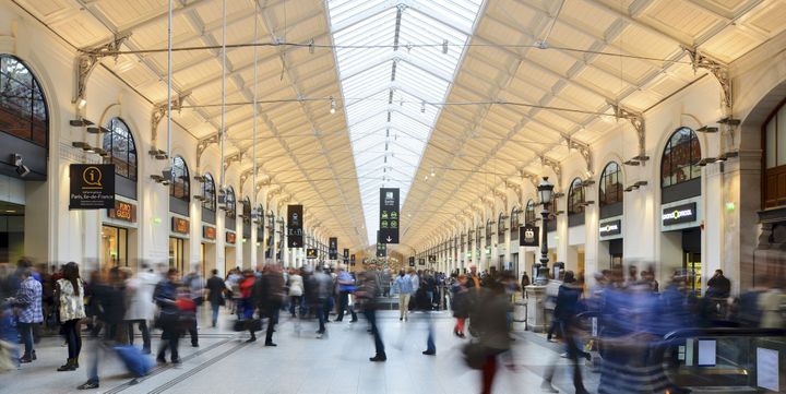 La salle des pas perdus de la Gare Saint-Lazare, un lieu de transit doté d'une verrière à regarder de plus près.
 (François Renault / Photononstop / AFP)