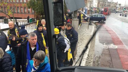 Des supporters déçus par le report du match de rugby Saracens-Clermont, sont repartis dès le dimanche soir. (JEAN-PERRE MOREL/RADIOFRANCE)